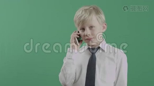 小男孩在用手机说话视频