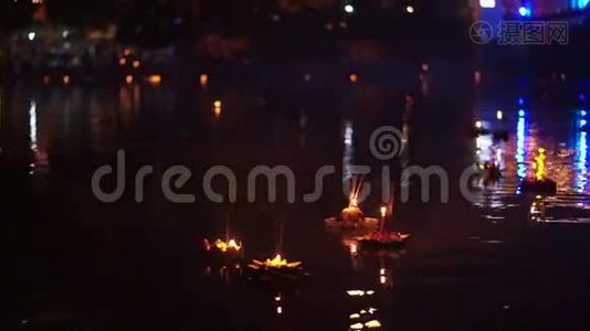在泰国清迈举行的卢伊克拉通节，在泰国满月时在河上漂浮的花篮视频