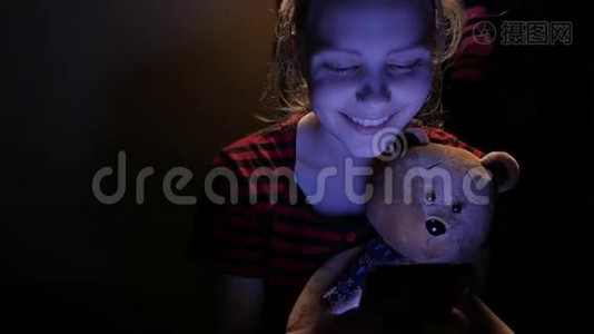 十几岁的女孩在家里和一只玩具熊和一只小狗在电话里聊天。 4UHDK视频