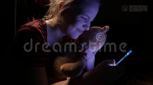 十几岁的女孩在家里和一只玩具熊和一只小狗在电话里聊天。 4UHDK视频