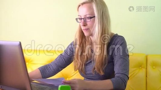有笔记本电脑的女人视频