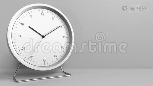 钟面与揭示时间的变化文本。 概念动画视频