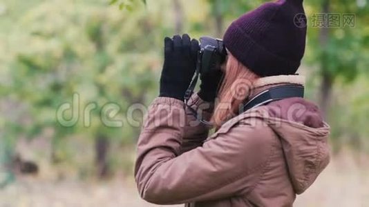 秋日美丽的两人旅游摄影师拍摄森林视频