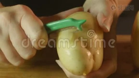健康的新鲜食物在厨房里切蔬菜南瓜土豆视频
