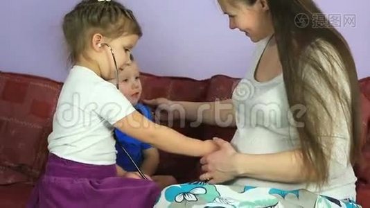 小孩子听弟弟肚子里的孕妈..视频