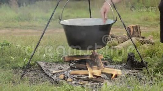 在营地做炖菜视频