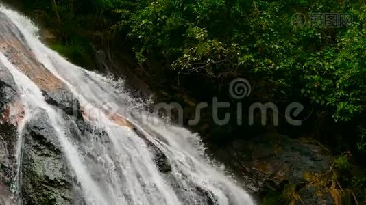 热带国家丛林天堂景观.. 绿色雨林中的瀑布级联.. 从悬崖流出的水流运动视频