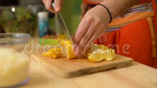 女孩在木切割板上切柠檬片视频