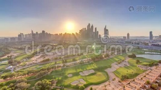 迪拜码头摩天大楼和高尔夫球场日落时间，迪拜，阿拉伯联合酋长国视频