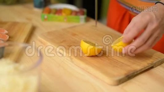 女孩在木切割板上切柠檬片视频