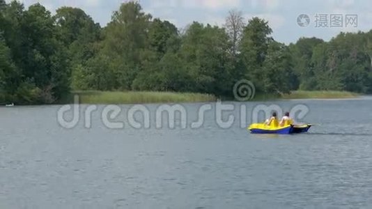 两名游客在GH44KU HD湖上划水自行车视频