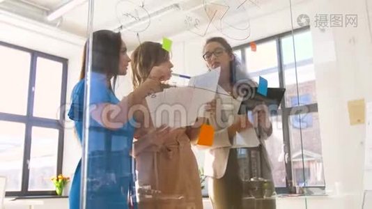办公室玻璃板上有饼图的女商人视频