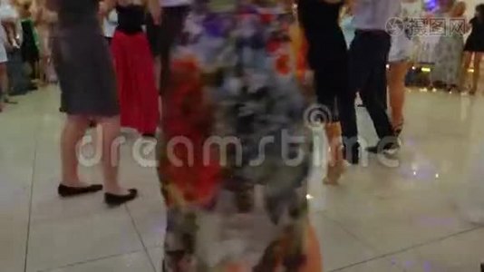 人们跳舞的本土巴尔干舞蹈15视频