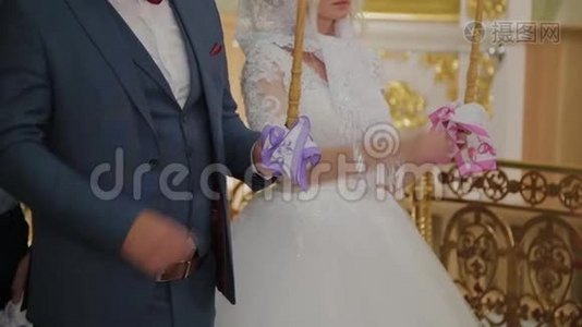 新婚夫妇在教堂举行婚礼。视频