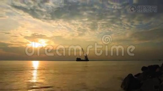 日落前，在泰国海湾邦浦海滨的天空中，云散布，货船在傍晚驶过。视频