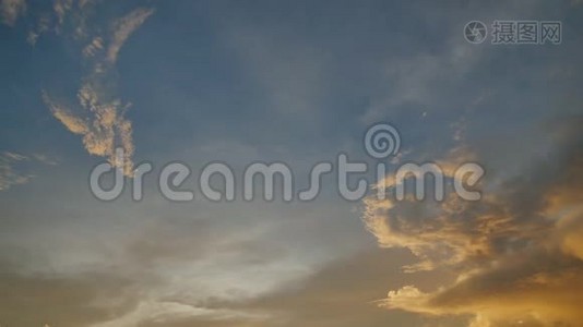 客机在日落时分起飞，背景是一片美丽的云层。视频