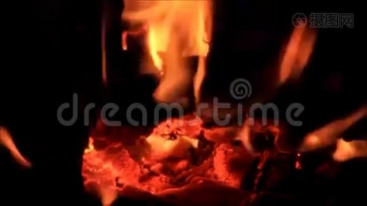 燃烧的木头，家里的壁炉，卡明费视频
