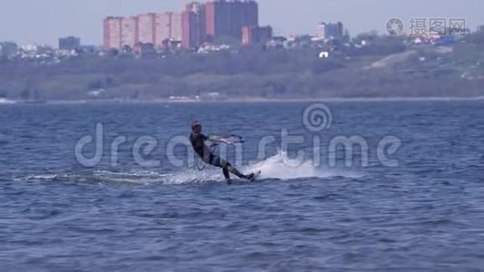 一只雄鸟跳过一条大河的水面。 水溅在不同的地方视频