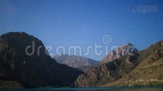 星星在山上。 全景。 伊斯坎德-库尔。视频