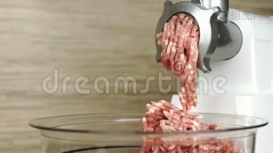 用绞肉机烹调肉肉视频