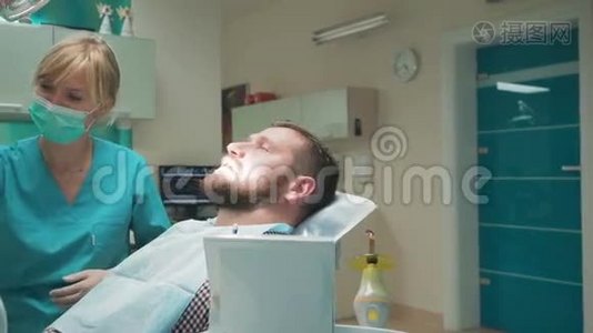 牙医医生给牙龈注射局部麻醉剂。视频