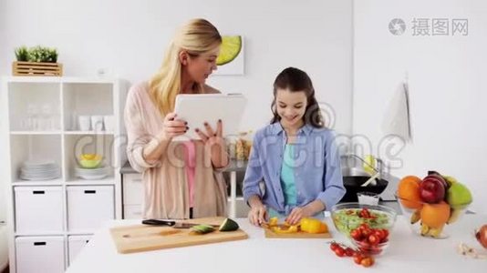 家庭烹饪晚餐使用平板电脑厨房视频