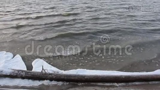 俄罗斯奥布水库，秋季在河流上形成冰视频