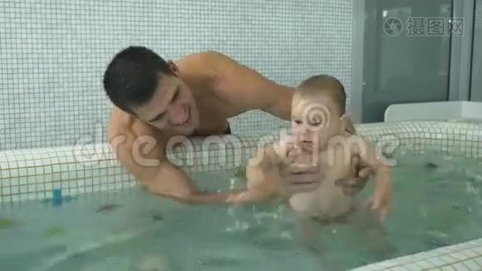 他在儿童泳池里给儿子洗澡视频
