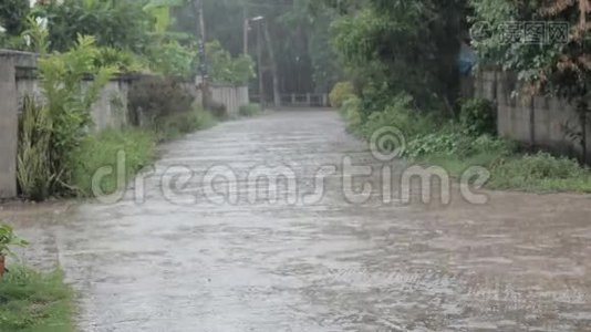 当地公路遭暴雨袭击视频