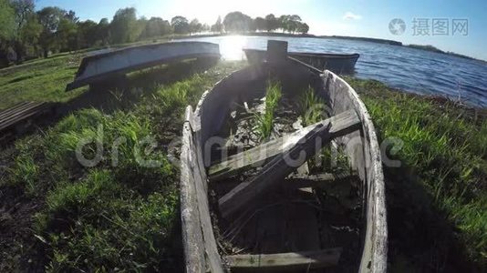 春湖沿岸的旧木船。 4K视频
