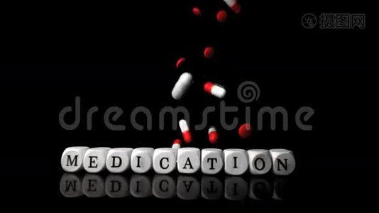 不同的药片落在骰子拼写药物前面视频