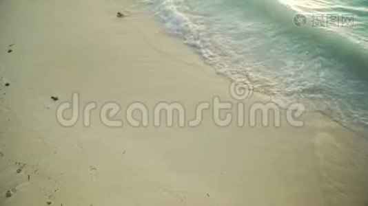 海水在洁白的沙滩上翻滚视频