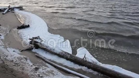 俄罗斯奥布水库，秋季在河流上形成冰视频