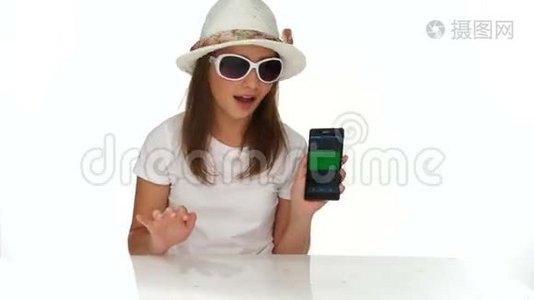 年轻女孩把她的手机对着镜头视频