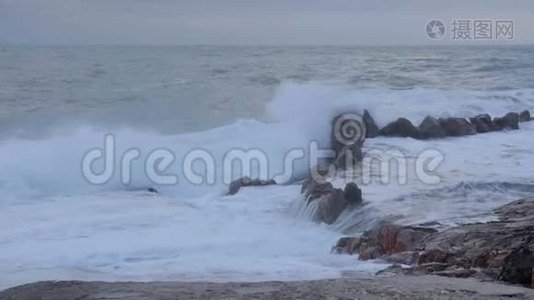 巨大的波浪在石头上破碎，缓慢的运动视频