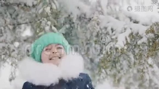 小女孩在玩雪视频