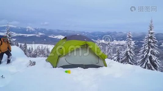 在山里的冬季旅行视频