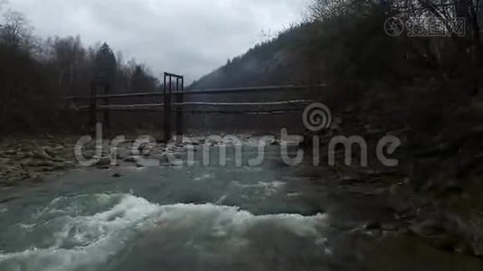喀尔巴阡山脉河上的老桥景观视频