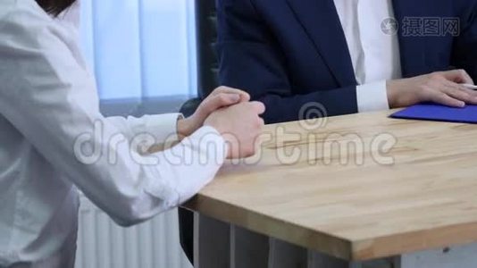 女商人签了一份合同，就这笔交易握手视频