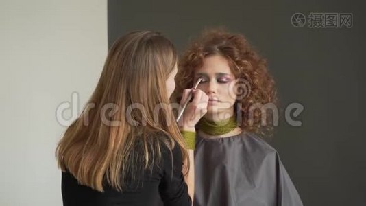 化妆师做模特眼妆.视频