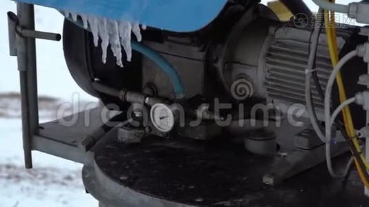 冬季运动胜地制造人造雪的雪炮视频