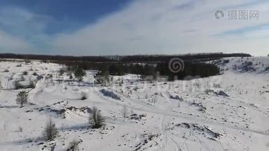 四架直升机拍摄的美丽的雪景全景视频