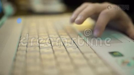 手在笔记本电脑键盘上书写，关闭Hd视频