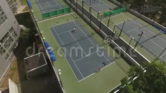 在网球场的空中视野视频