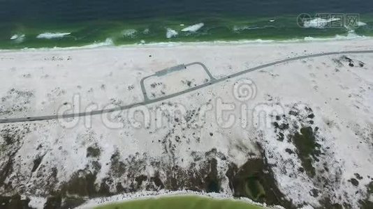 飞越佛罗里达州彭萨科拉海滩的停车场和道路。视频