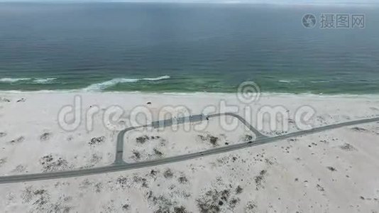 飞越佛罗里达州彭萨科拉海滩的停车场和道路。视频