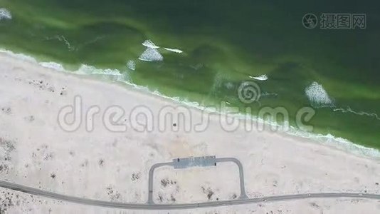 飞越佛罗里达州彭萨科拉海滩的停车场和道路。视频