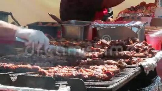 热辣的烤鸡串，由白肉和培根制成，打开烧烤视频