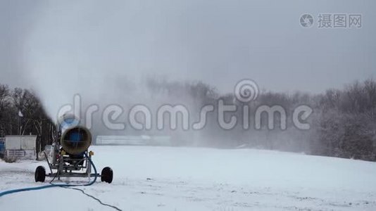 冬季运动胜地制造人造雪的雪炮视频