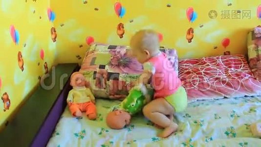 小宝宝玩她的娃娃视频